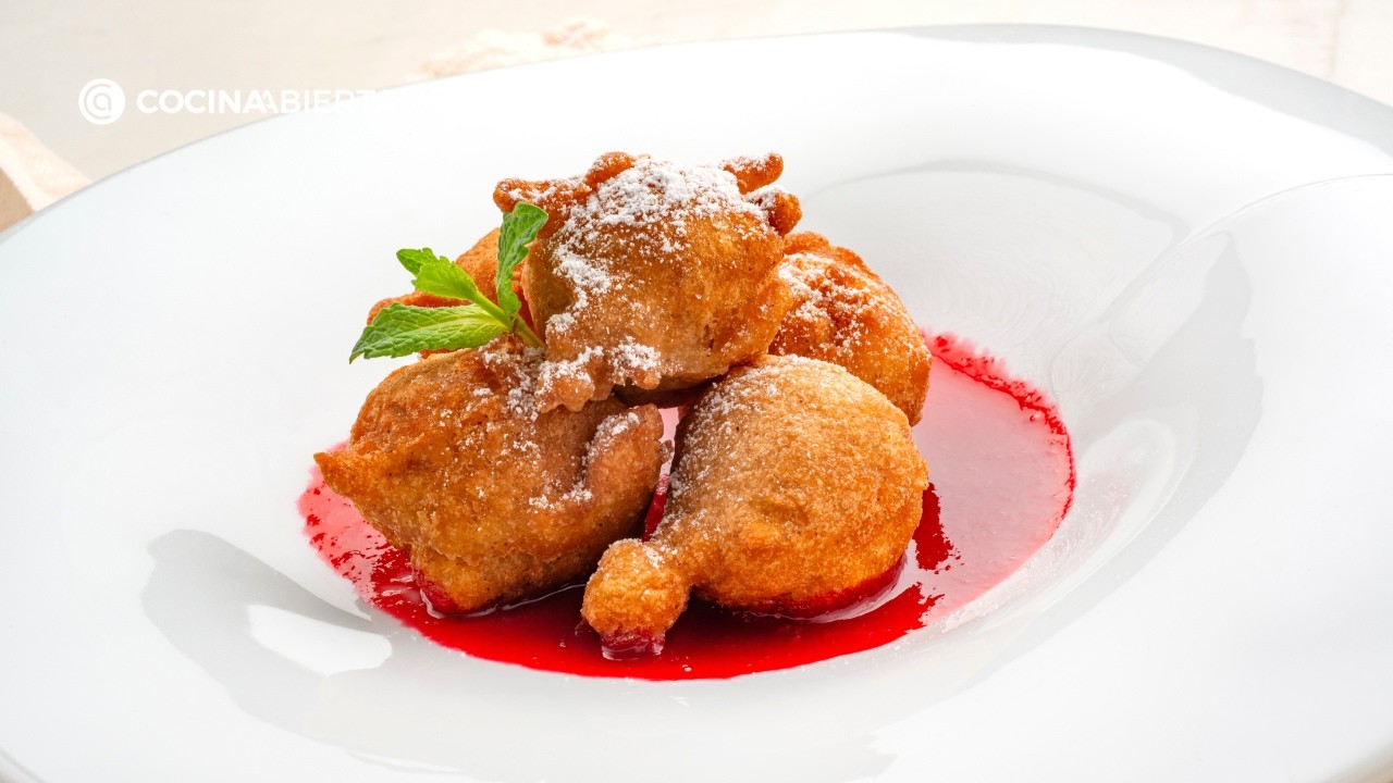 El postre de Karlos Arguiñano: buñuelos de manzana con salsa de frambuesa