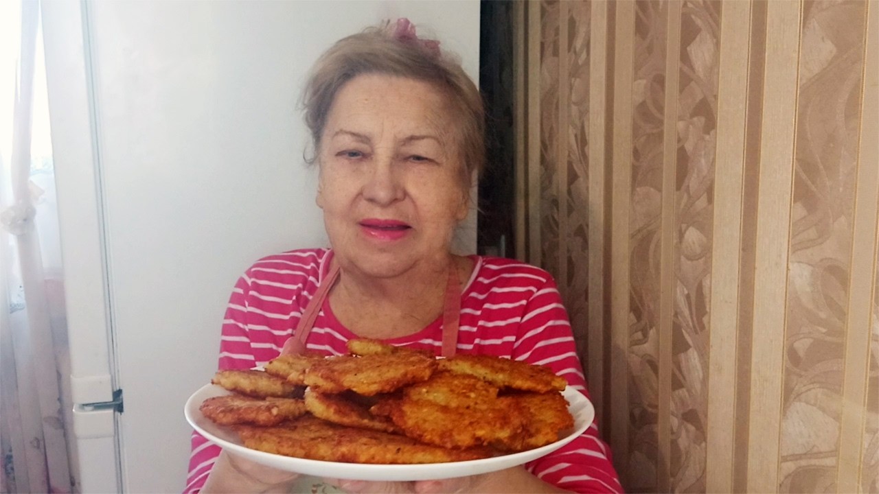 На обед-любимые драники.  Это блюдо никогда не надоедает.  По маминому рецепту.