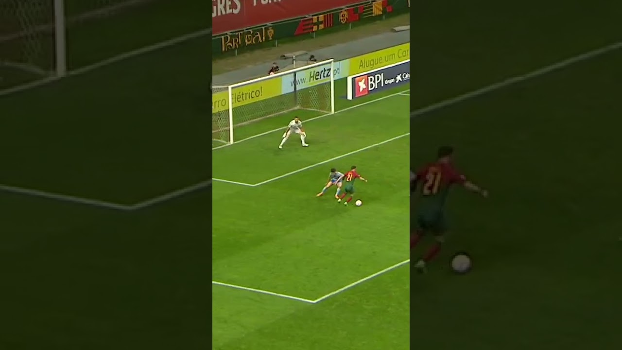 Unai Sim&oacute;n denies Diogo Jota! 💪
