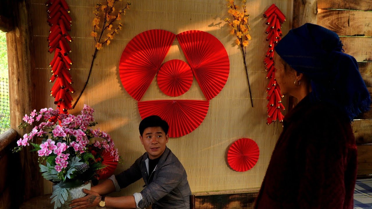 Not related by blood: CEO Trieu Khang and a single elderly woman become a family.
