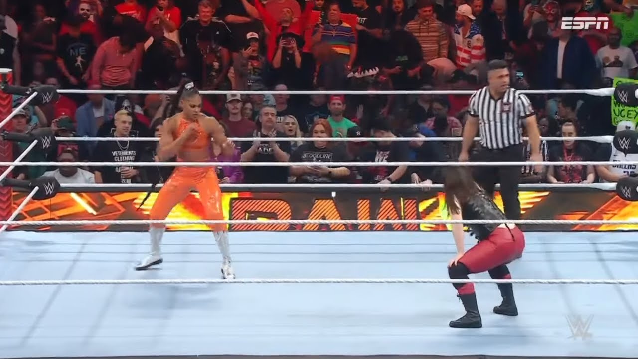 Bianca Belair Vs Nikki Cross, Asuka y Alexa Bliss regresan - WWE RAW 31 de Octubre 2022 Español