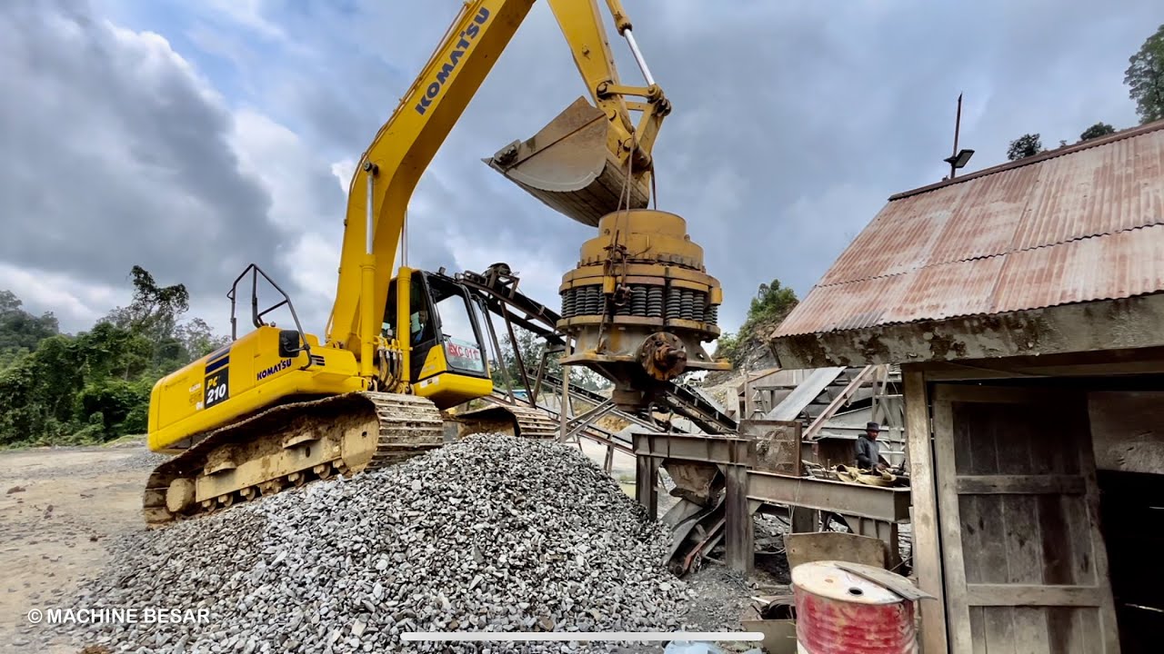 EXCAVATOR KOMATSU PC210 ANGKAT CONE CRUSHER SEBERAT 11 TON
