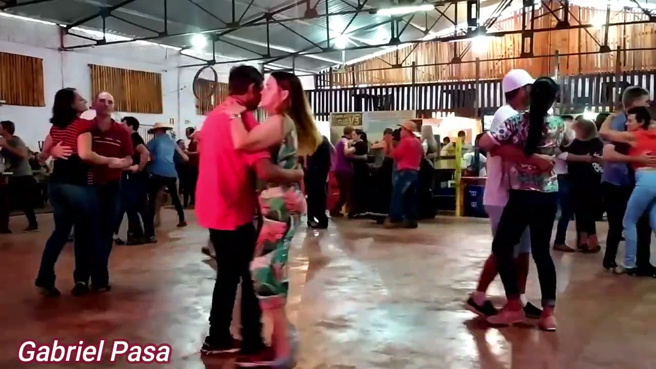 BAILE DA TERCEIRA IDADE EM TRES BARRAS DO PARANÁ - GABRIEL PASA VIDA COR DE ROSA E VOU SAIR AGORA