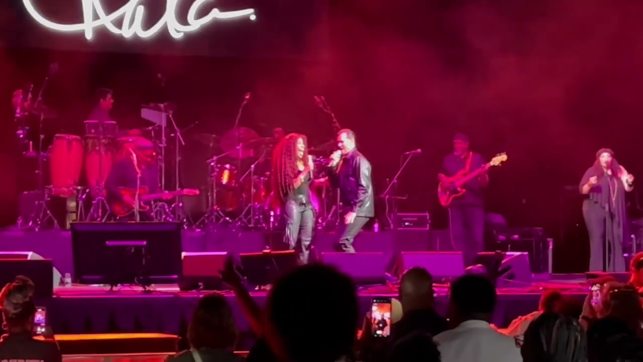 Chaka Khan and El DeBarge Gettin' Cozy on 'Sweet Thing' - April 27, 2024, United Center, Chicago IL