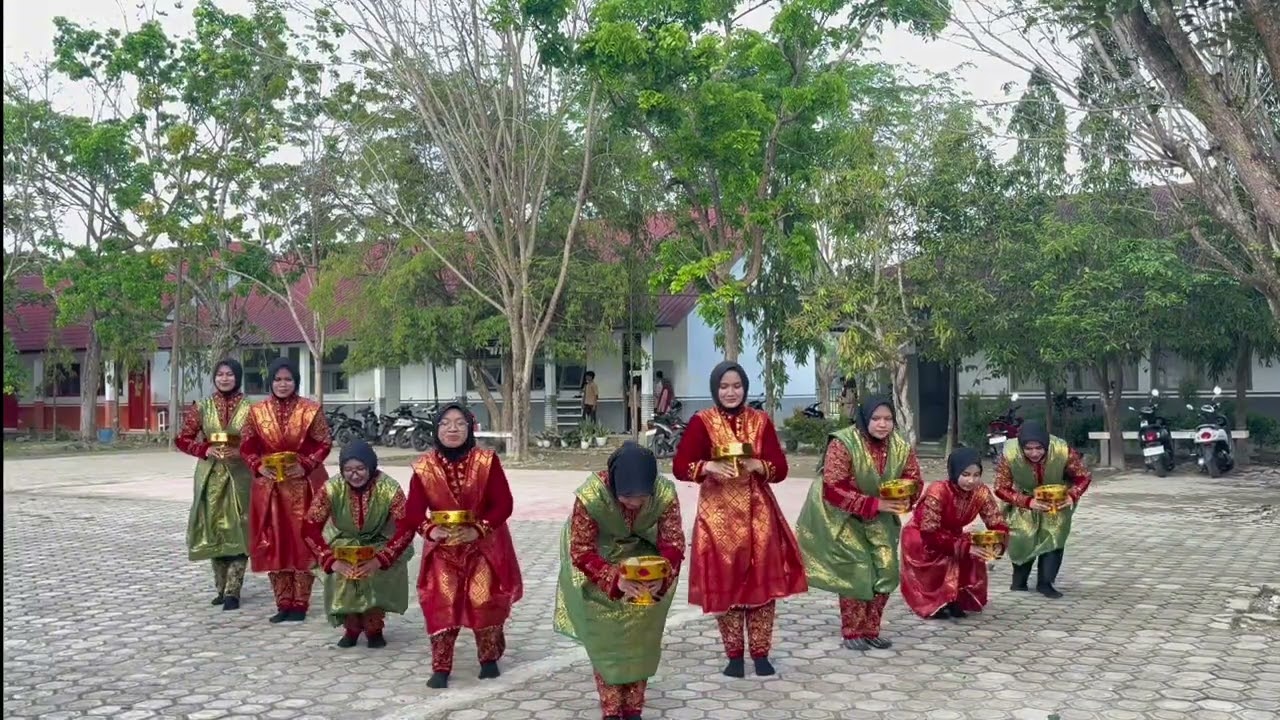 Tari kreasi ranup lampuan ( kelas XII-1 )