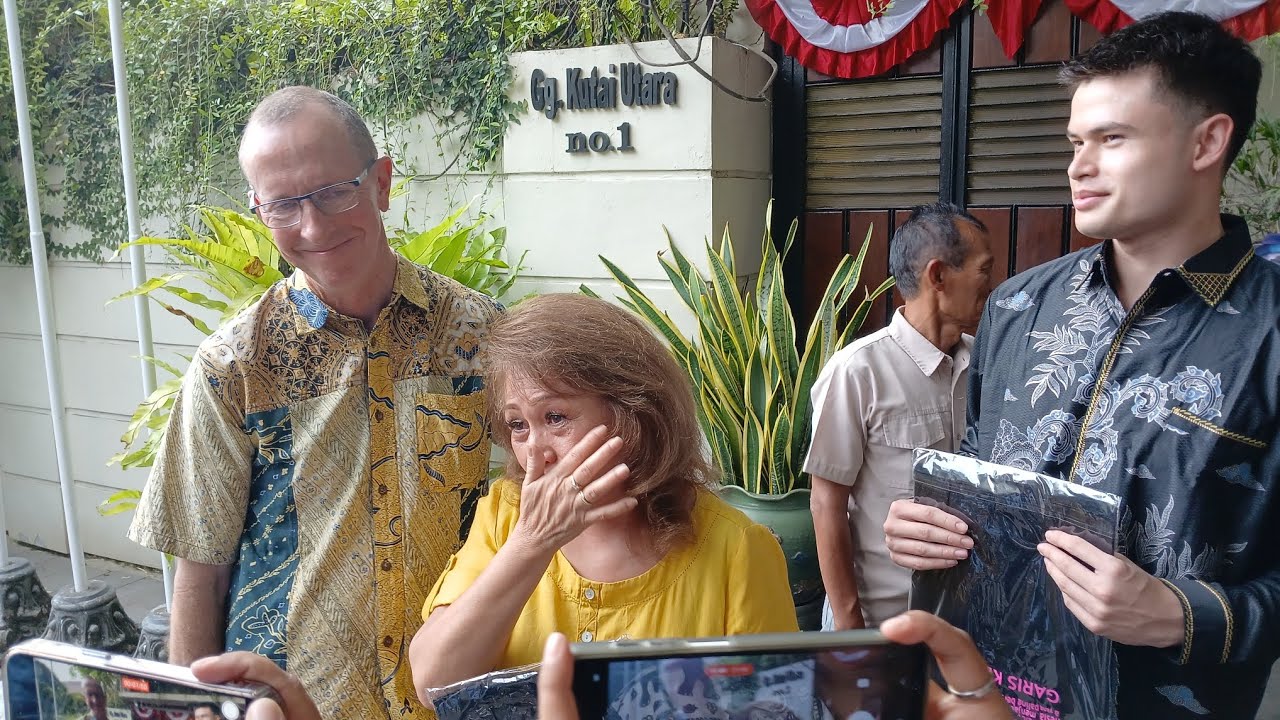 Jadi idola, warga Australia nangis usai bertemu Jokowi di kediamannya di Solo. 