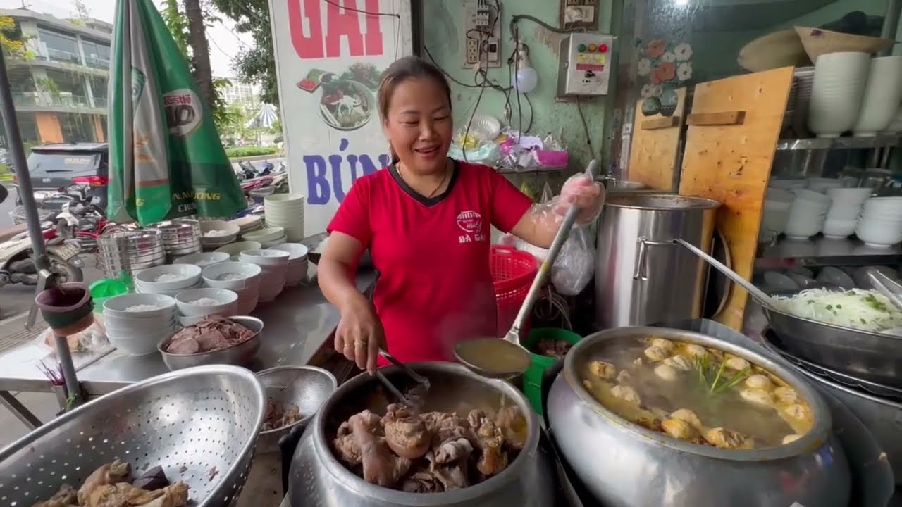 Từ Đà Nẵng qua hầm Hải Vân qua Huế đến bún bò Bà Gái/From Da Nang pass through Hai Van t