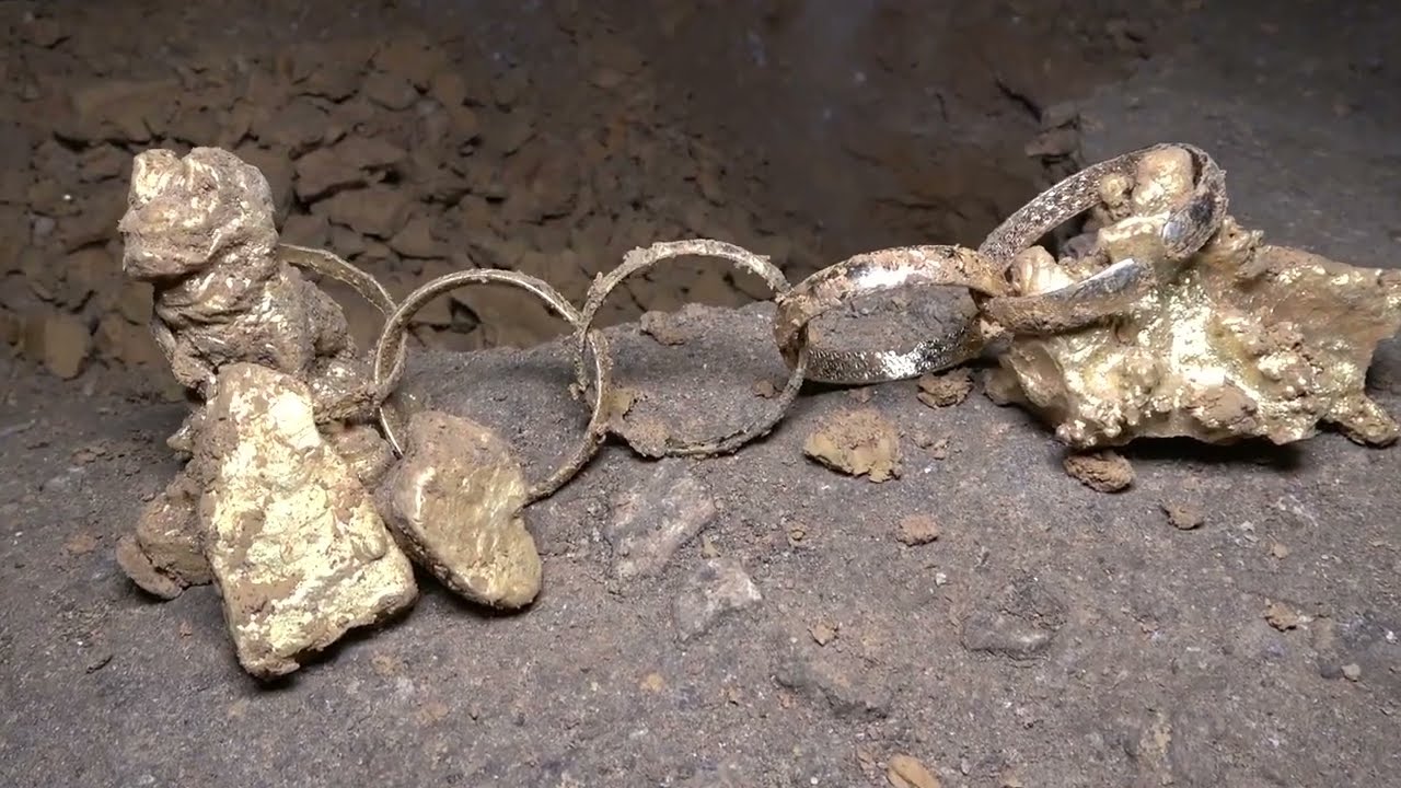 The boy accidentally found an underground treasure buried for a hundred years, so lucky