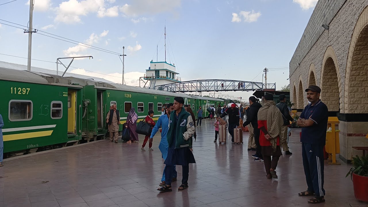 🌟Green Line 6Dn Departing Margalla with Powerful American Locomotive🇺🇲 GEU-20-4555 Pakistan Railways