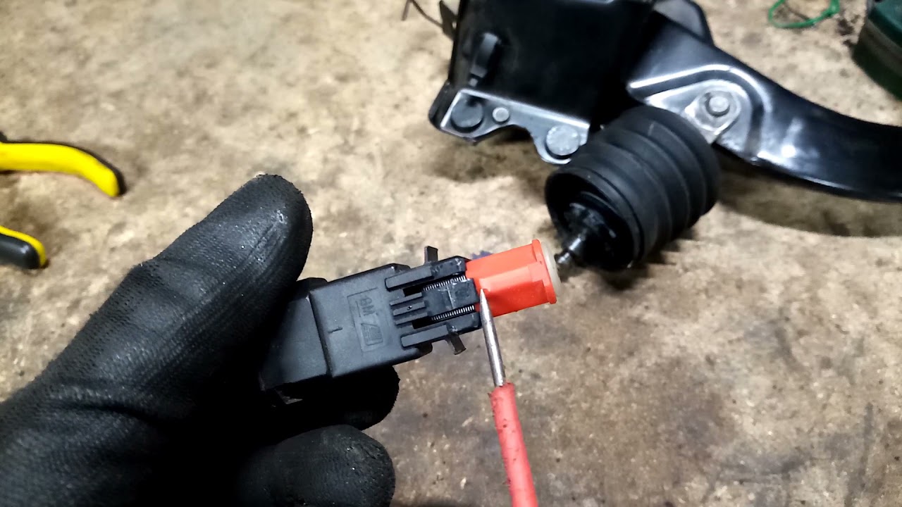 Care-i treaba cu switch-ul de la pedala de frana?