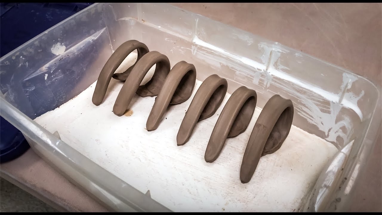 Making Damp Boxes for Ceramics and Pottery from Plaster and a Plastic Bin