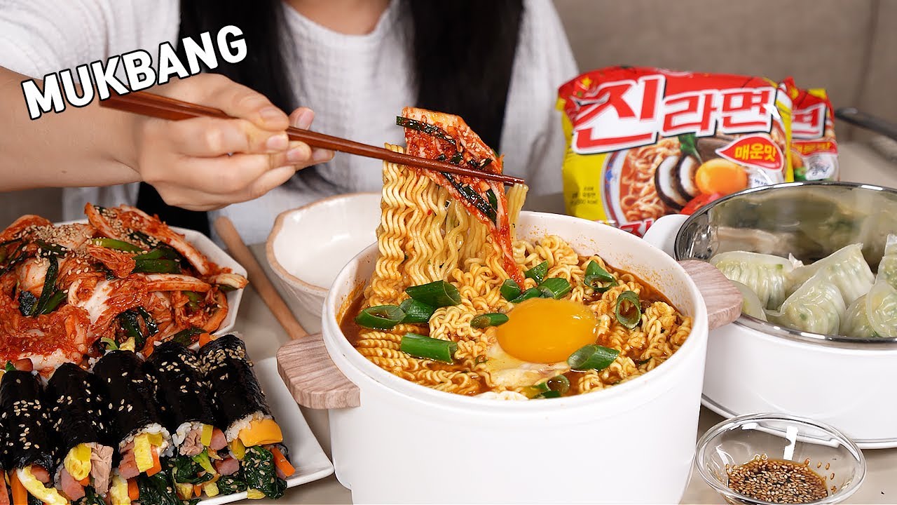 MUKBANG:) Лапша с рисовым пирогом, свежее кимчи, бэби кимбап, димсам.