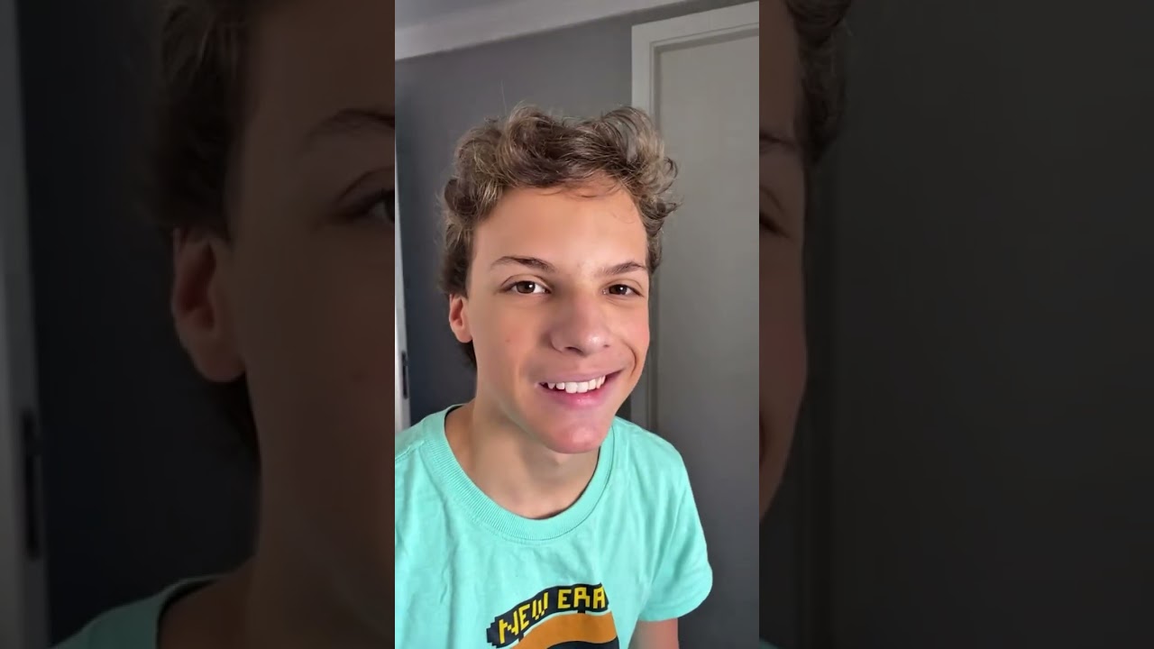 Irm&atilde;os Autistas Charles e Chiquinho: ￼ Ser&aacute; que o Charles est&aacute; afim de ir no futebol?? 😅😅🤣🤣