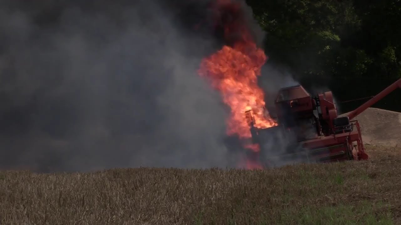 Ild i mejetærsker på mark på Bakkedraget i Hjembæk - 270817