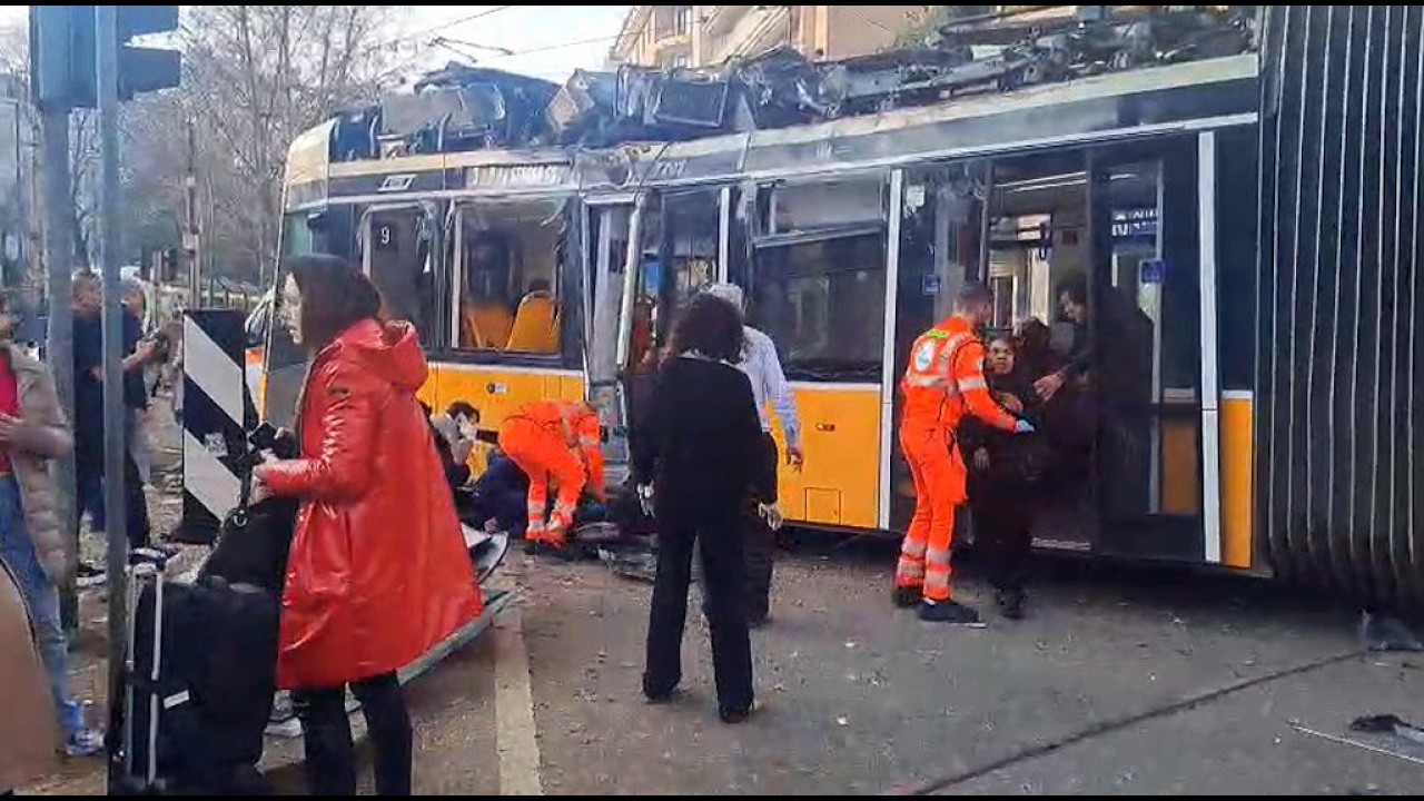 Milano, tram deraglia e finisce contro un edificio: investite alcune persone