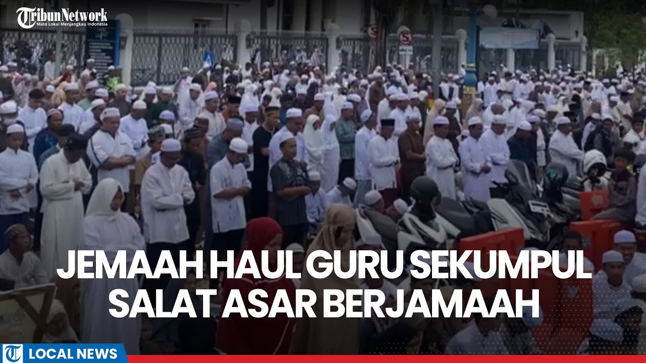 Suasana Jemaah Haul Guru Sekumpul Salat Asar Berjamaah Menjelang Pelaksanaan Haul
