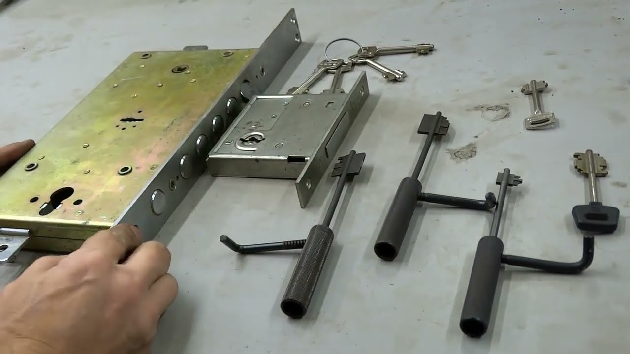 Итальянские рычажные замки SAB 3+3 и 6+6 и ключи Locksmith Impression Magic для них.