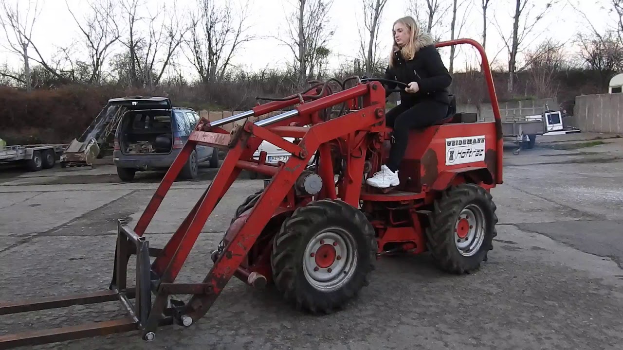 Tochter fährt Hoflader Weidemann