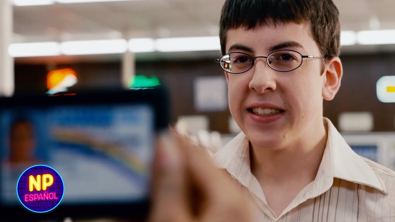 McLovin' Utiliza Su Cédula Falsa En Una Licorería | Super Cool (2007) | Now Español