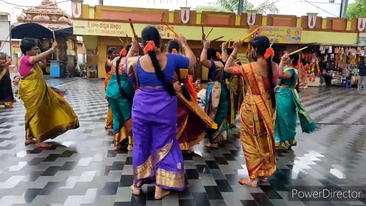 శ్రీనివాసా గోవిందా శ్రీ వేంకటేశాయ గోవిందా గోవిందుడి కి గోవింద నామాలు మాల