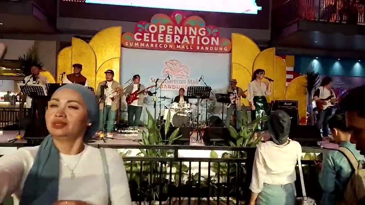 @Uli madewa Tiara Efendi with WachDach band SummareconMall Bandung 26 Jan 24