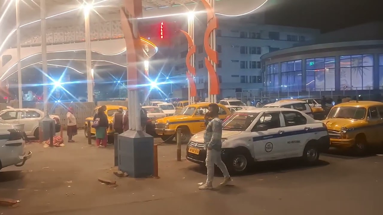 SEALDAH RAILWAY STATION kuch is tarike ka dilkhta hai Bahar se..To der kis baat ki video dekhiye 🚂🚂🚂