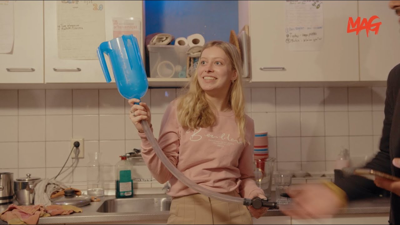 Binnenkomers s04e12: Huize Haus am See is een studentenflat met barf-lijst en schoonmakers