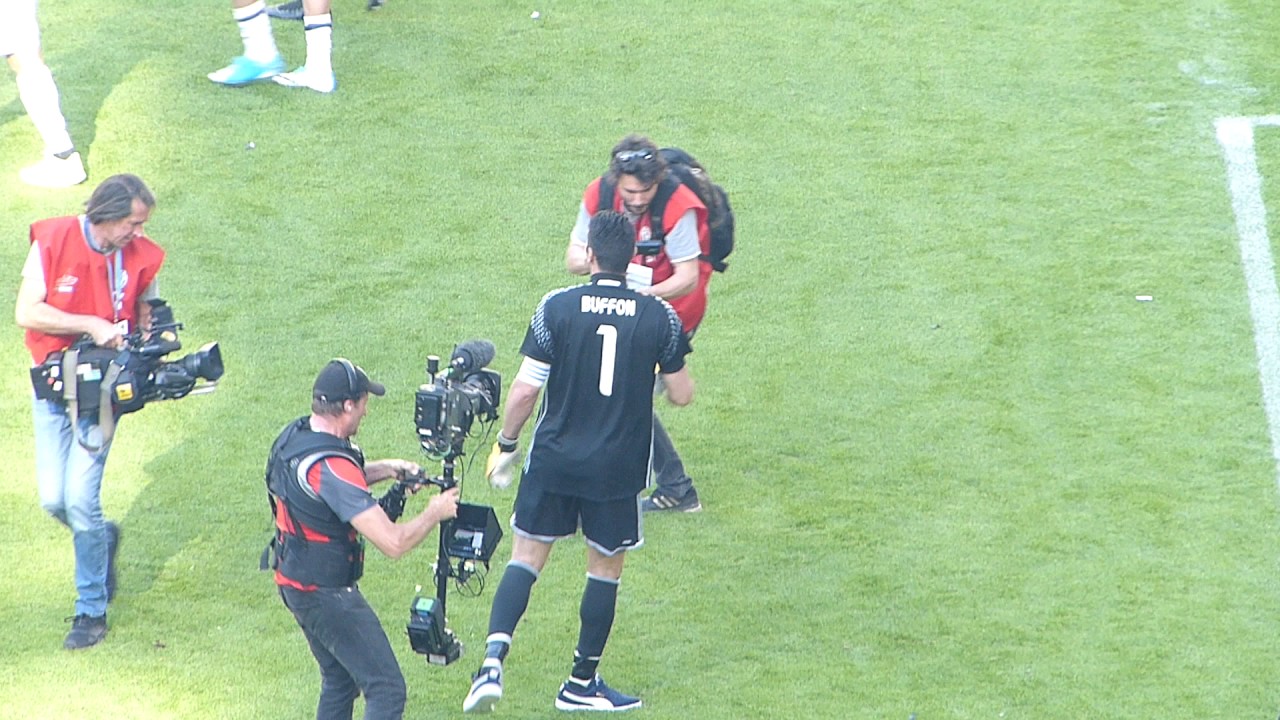 Festa Scudetto 2016/17 Buffon canta sotto la Curva