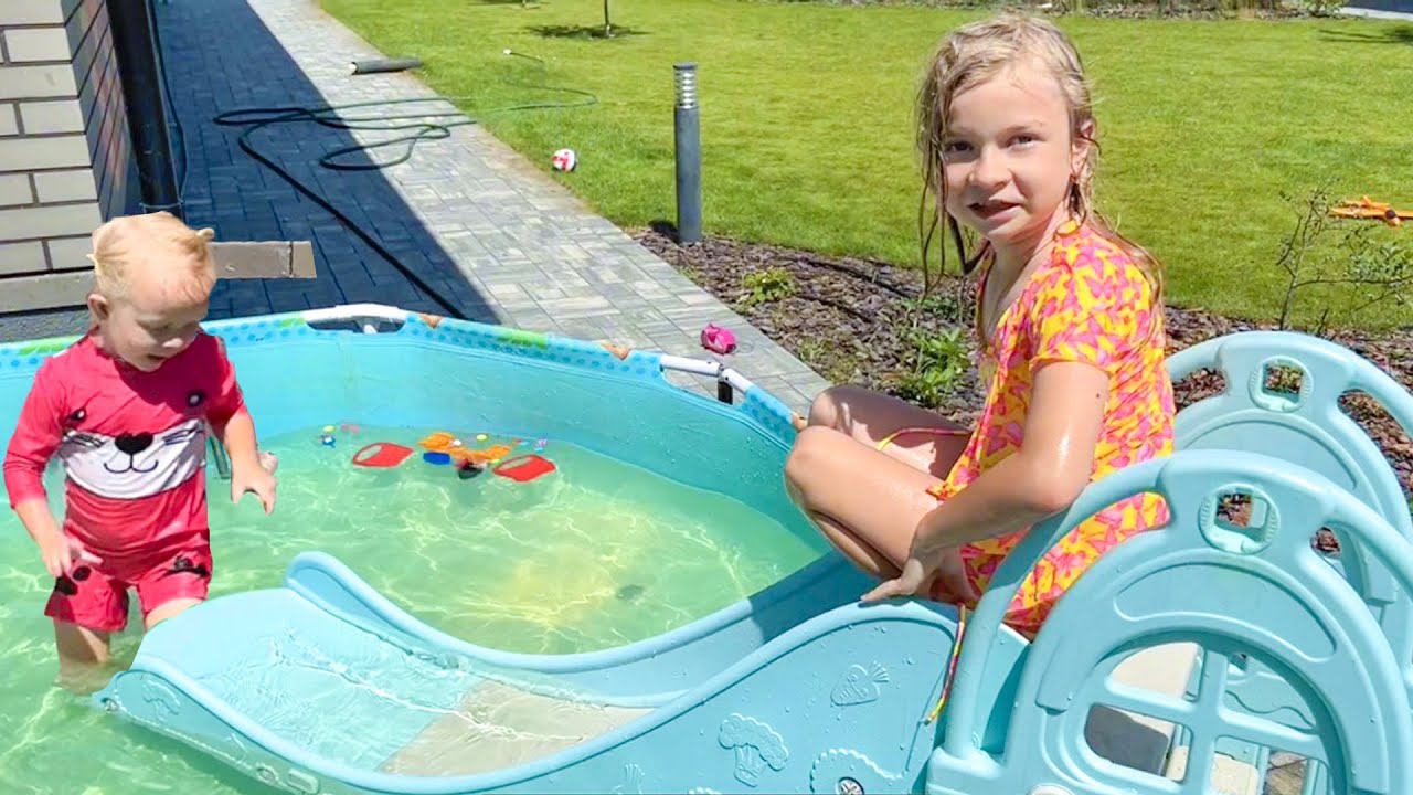 София и Ника любят бассейны. Софунья Шалунья