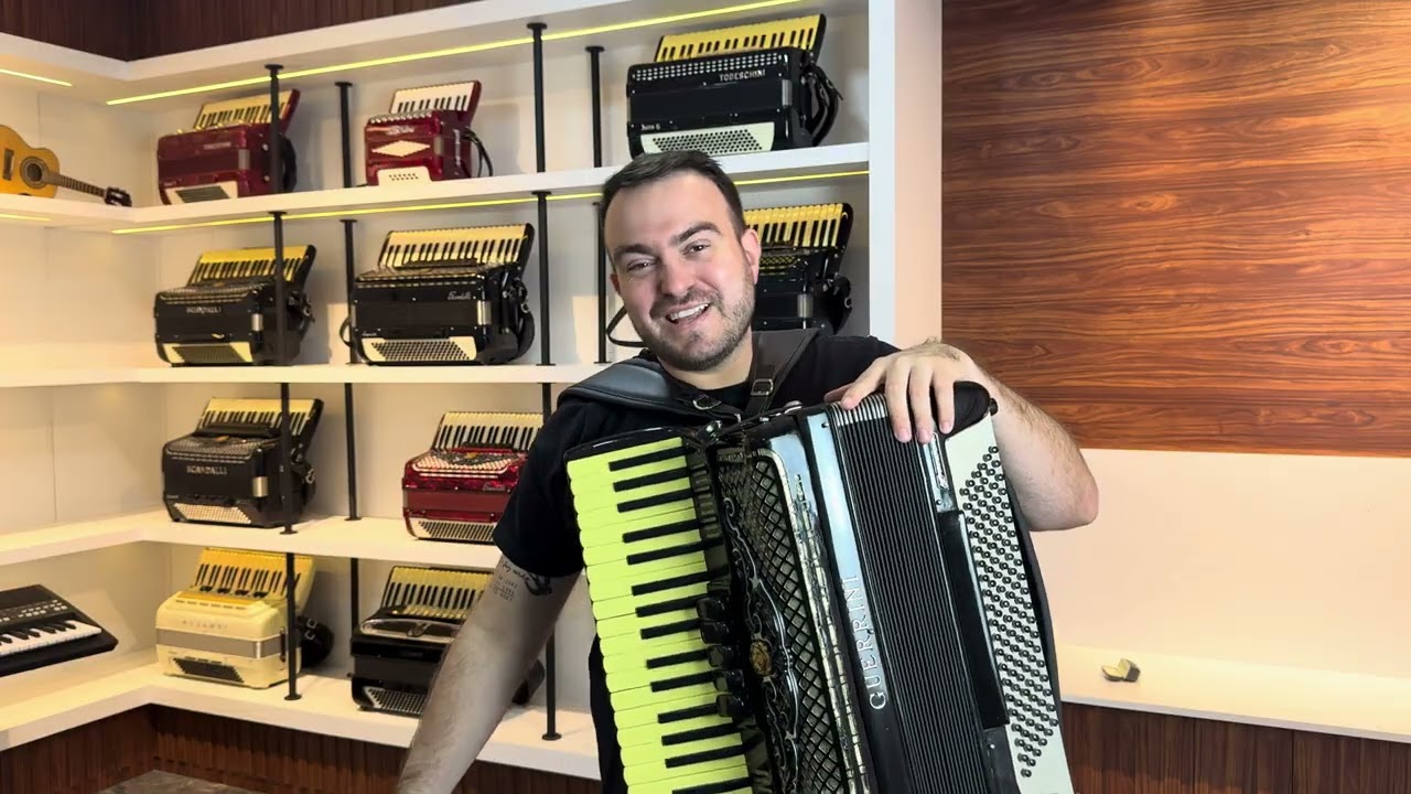 Mas uma sanfona disponível a venda