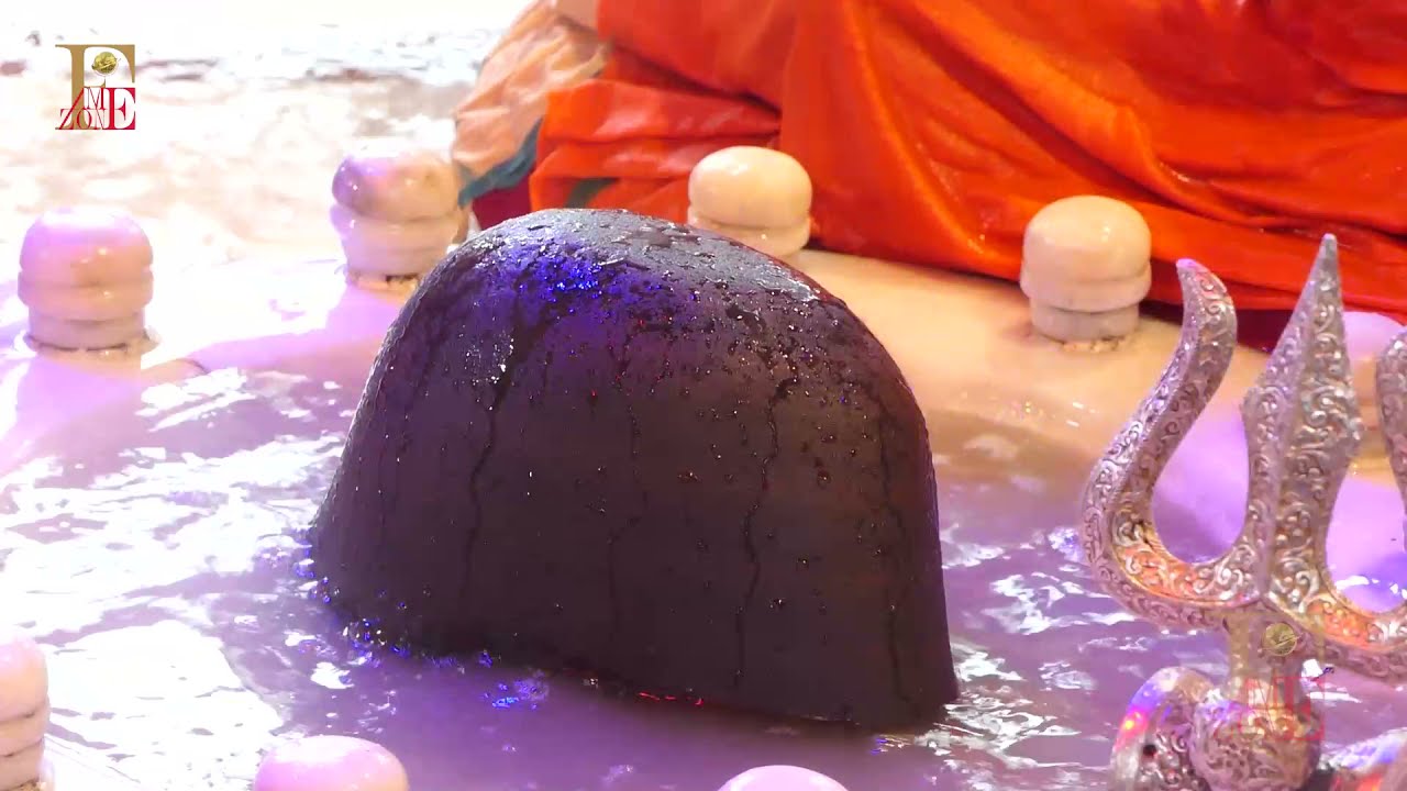 पूज्य गुरुदेव द्वारा श्री कैलाशेश्वर महादेव का जलस्नान करते हुए।