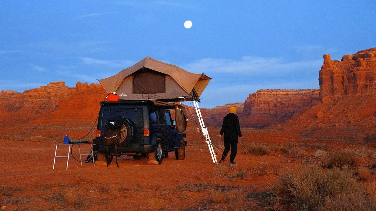 winter Jeep camping Utah: solitude on the red planet