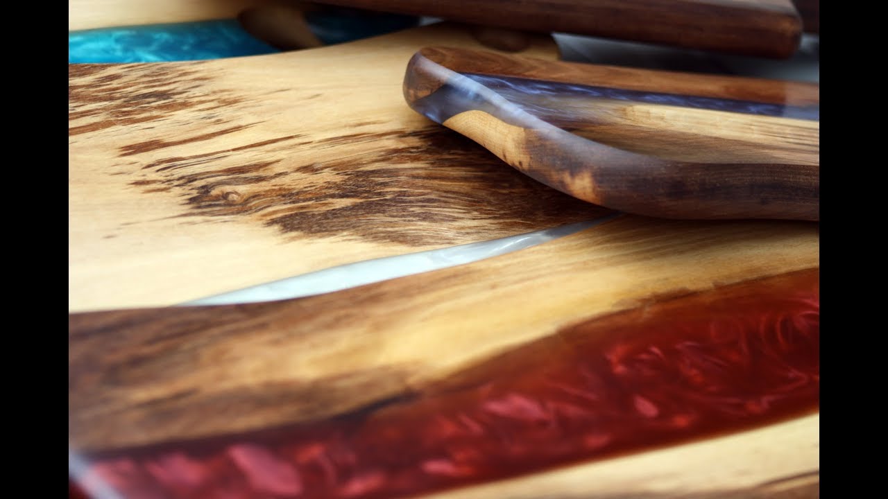 Planchettes en noyer et résine epoxy pour l'apéro !! Epoxy river 😍