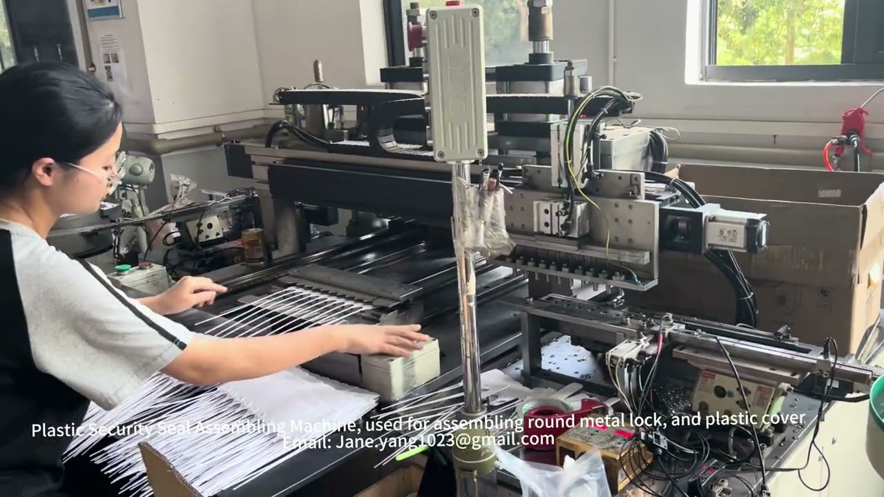 Plastic Security Seal Assembling Machine, Assembling Round Metal Lock And Plastic Cover