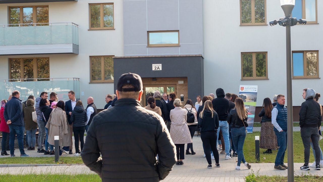 Augustów:  Uroczyste wręczenie kluczy dla najemców mieszkań w nowym bloku TBS