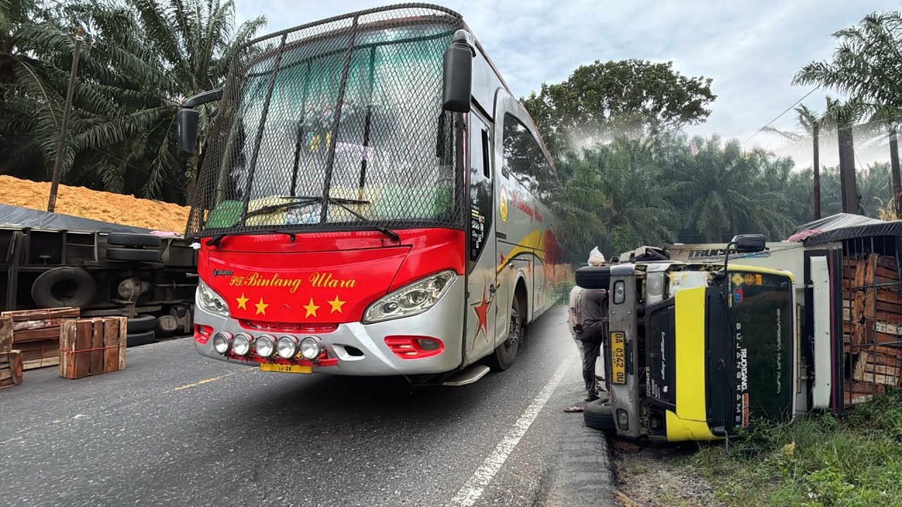 Hindari Bus Truk Terguling