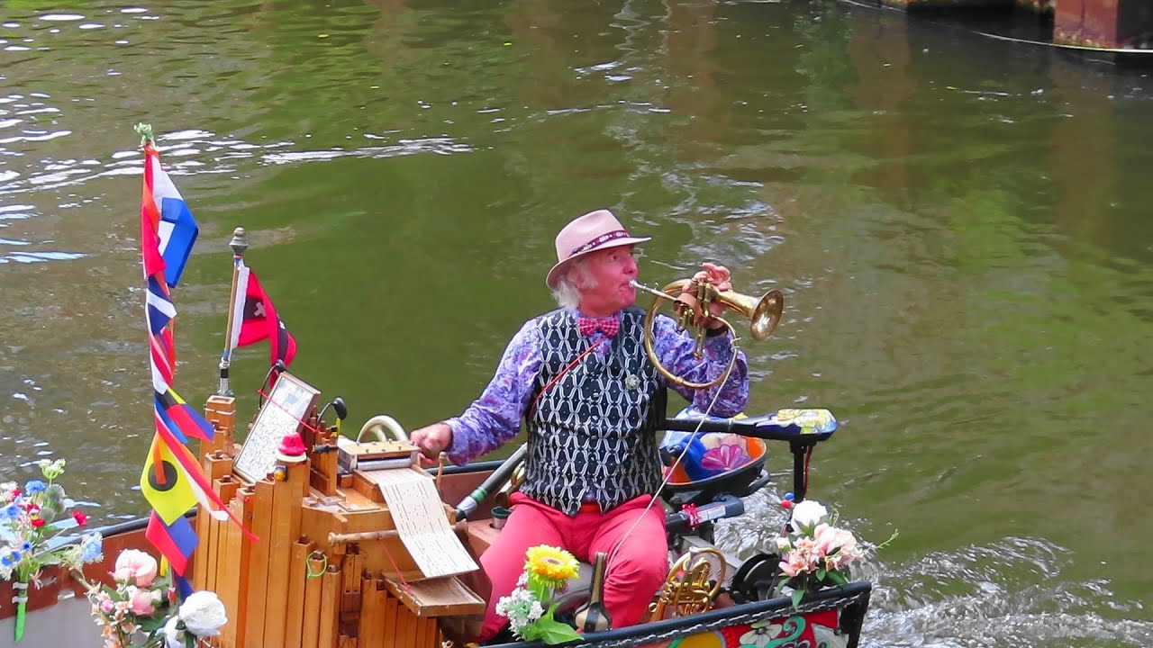 Reinier Sijpkens in zijn muziekbootje Serenade met De Parelvissers / Les Pecheurs de Perles