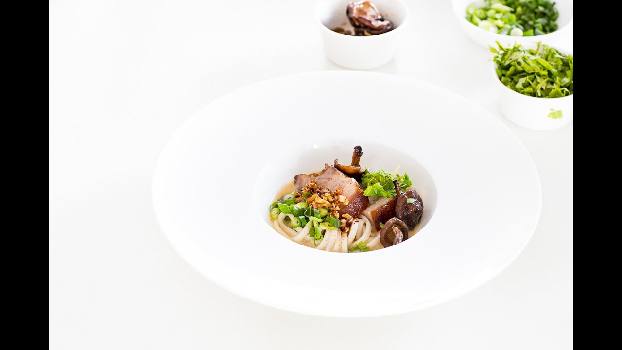 Anrichten: Knoblauch-Ramen-Suppe mit geschmortem Schweinebauch (#1)