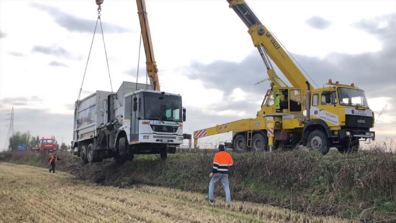Cilavegna, si ribalta camion dei rifiuti: strada bloccata