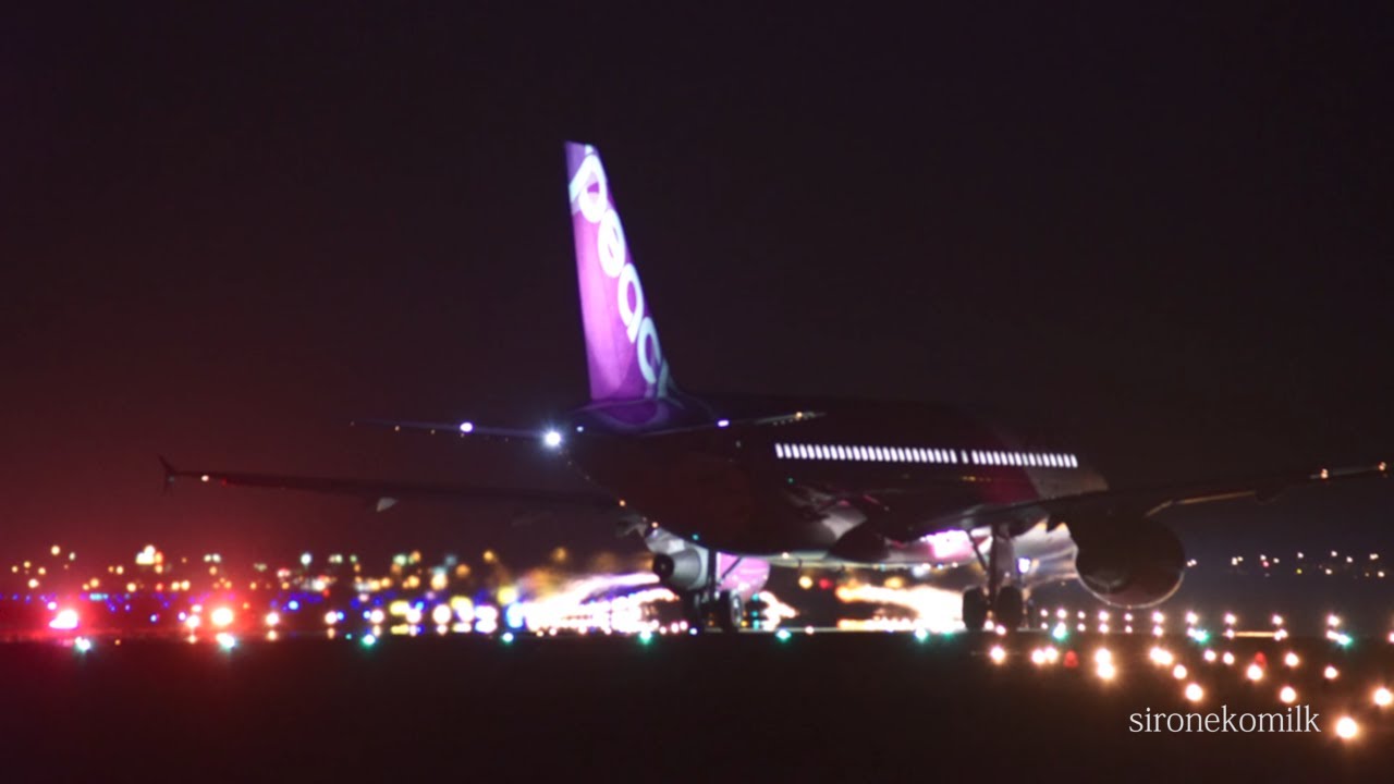 仙台空港の滑走路夜景とピーチ・アビエーション エアバスA320の離陸 Peach Aviation Airbus A320 Take off - Japan 4K