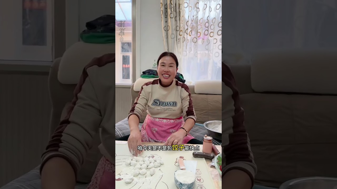 楠楠姐有事出去几天不在家，周末婆婆把苒苒嘉禾接到家里，要给他们包饺子吃，我也尝试了一把做个肉菜，失败糊锅了哈哈#美食 #香菜 #饺子 #草莓 @DOU+小助手 @抖音创作小助手