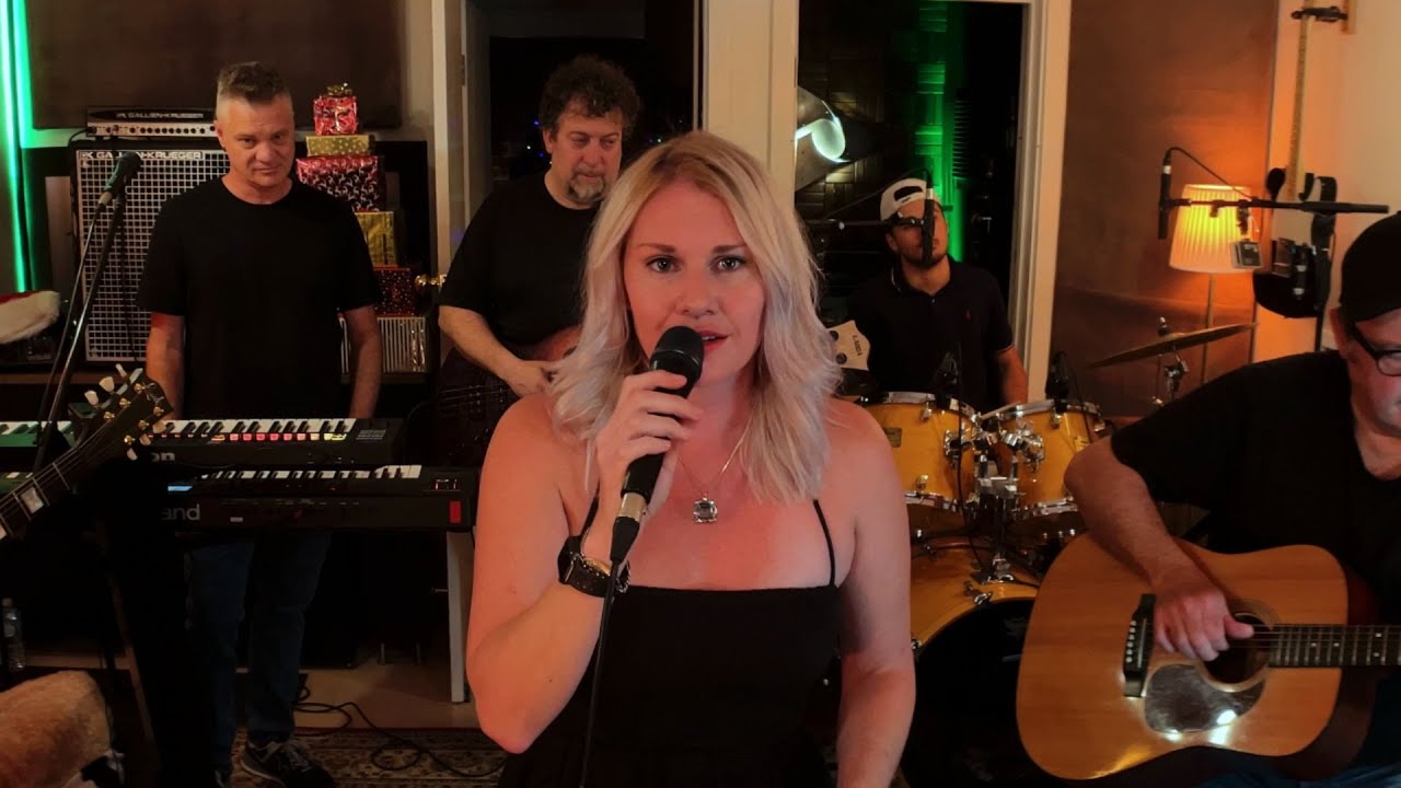 Singing 'Hallelujah'' by Leonard Cohen in studio | Sing It Live