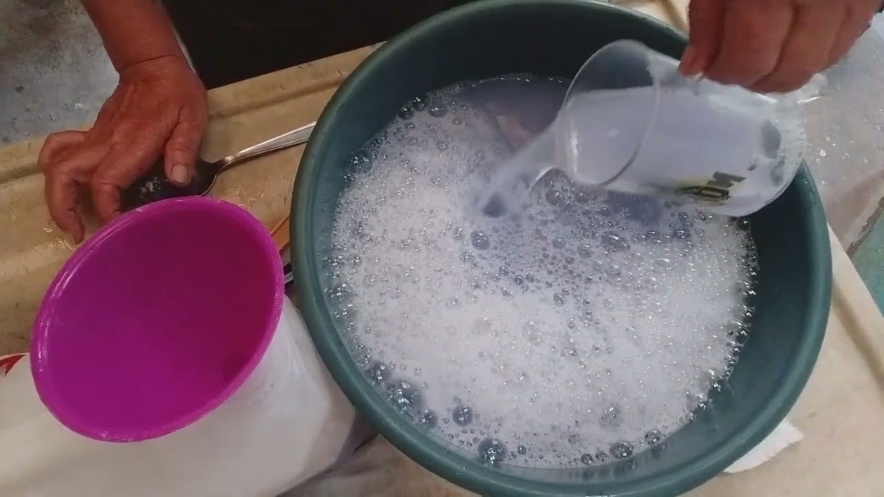 Sabão líquido simples mas muito bom  para maquina