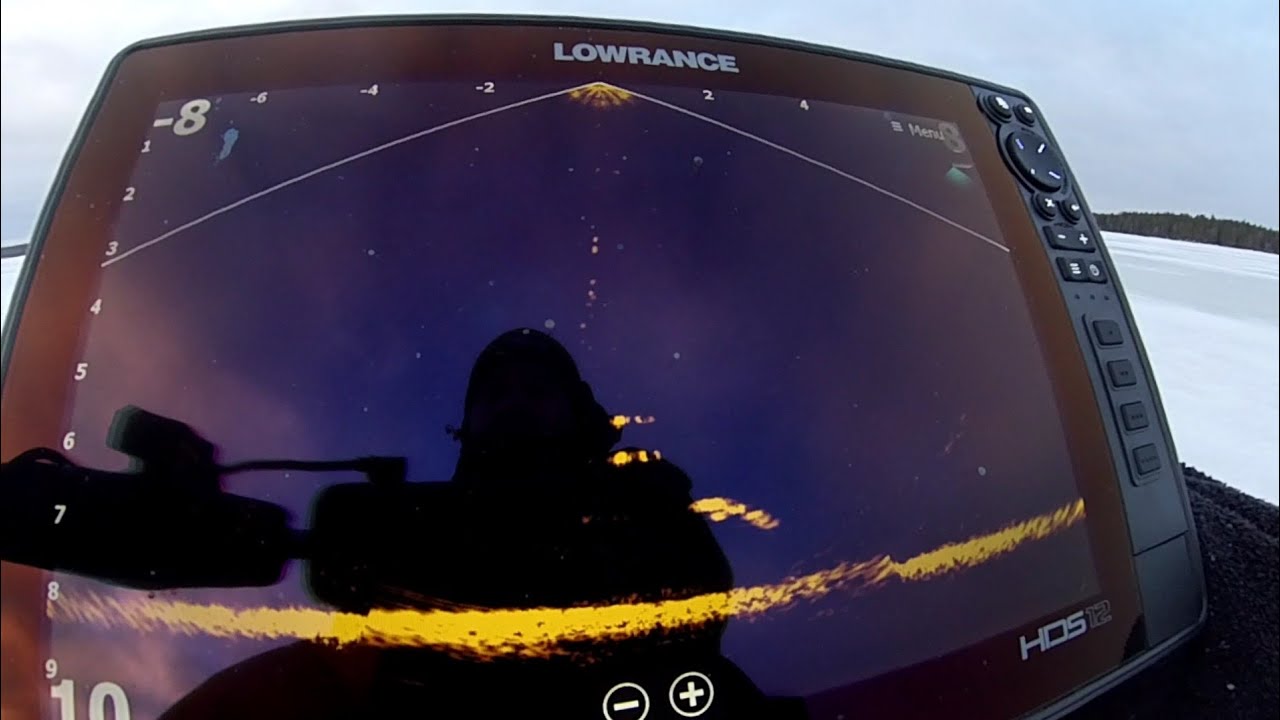 Iso Hauki iskee tasuriin ja katkoo perukkeen - Lowrance Active Target. Big pike breaks leader.