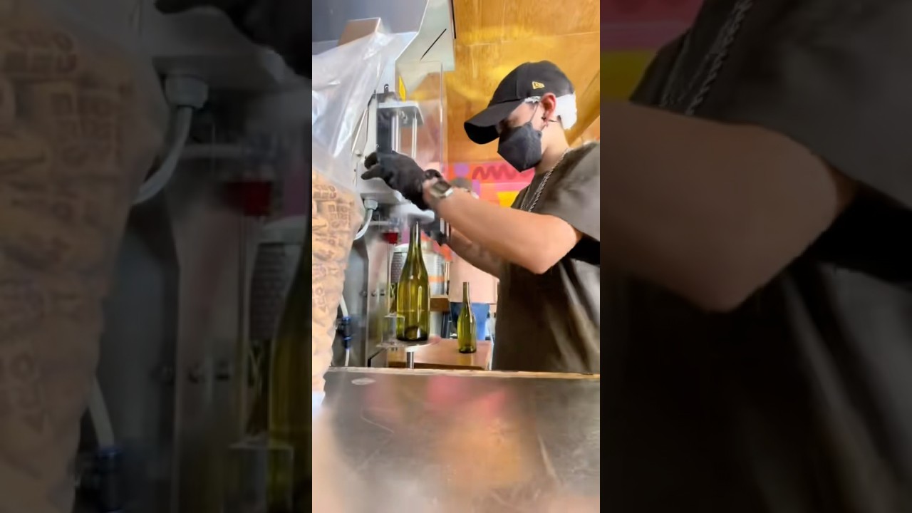 &iquest;Conoces el proceso de embotellar el vino? 🍷 Ven, te muestro #vino #wine #cocteles #bar #drink