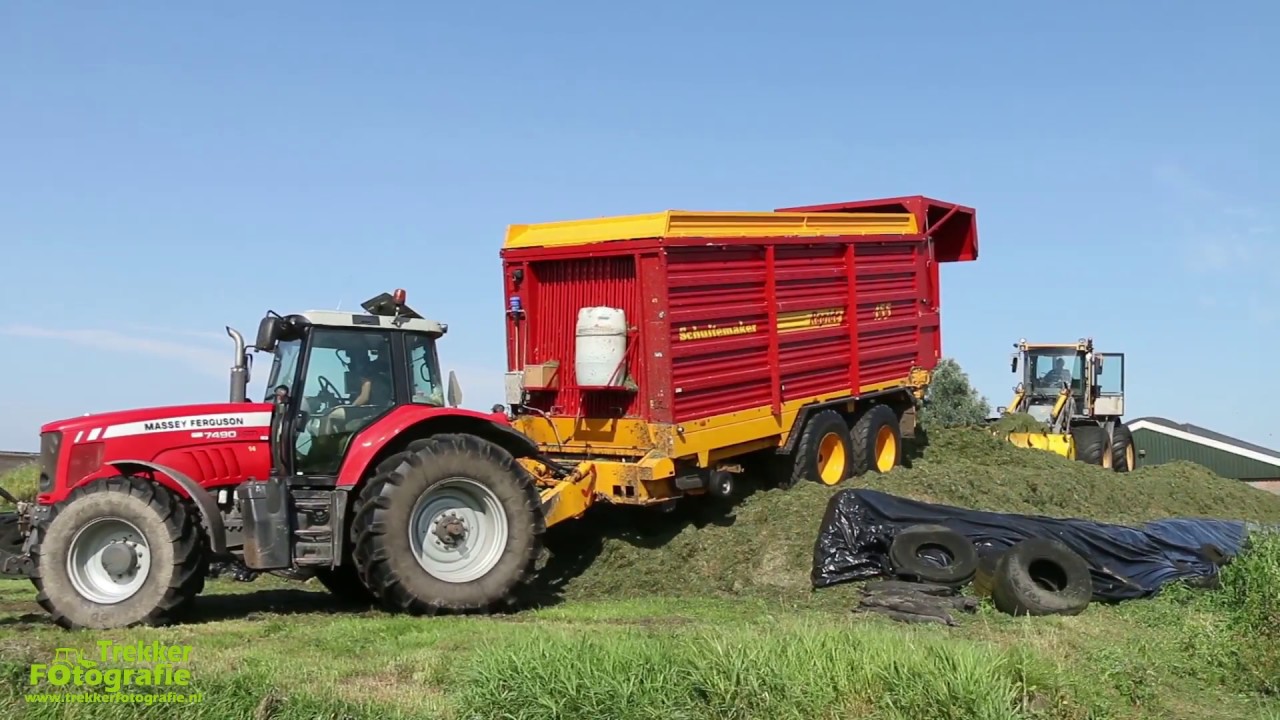 Loonbedrijf Hoekstra Oosterzee aan het gras inkuilen