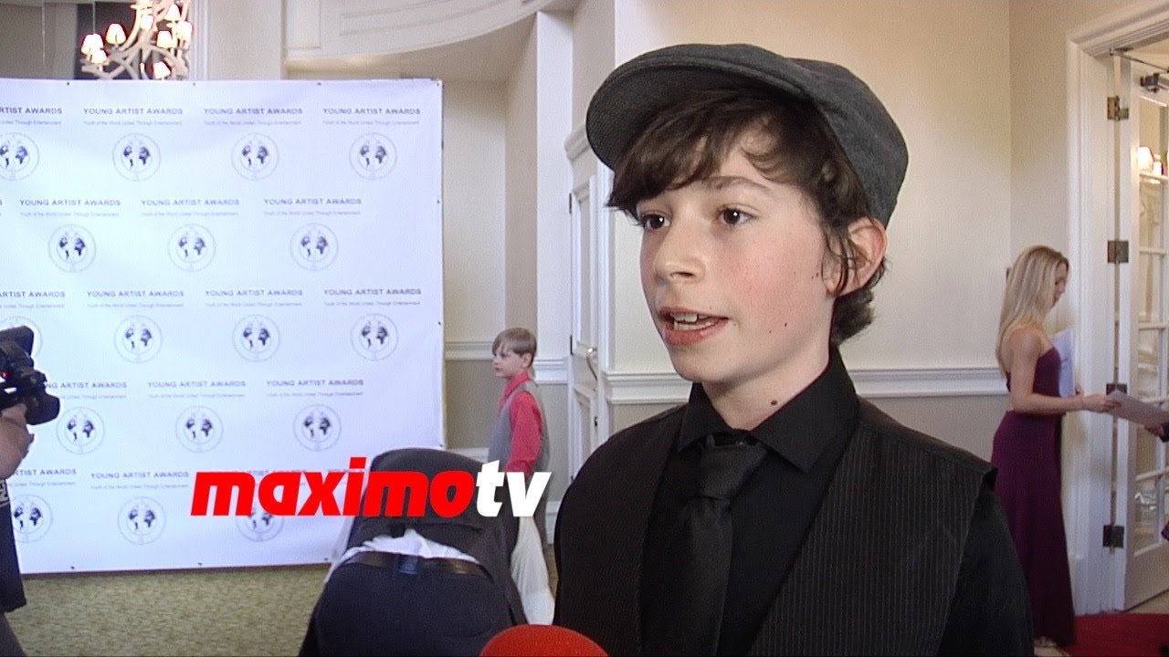 Интервью с Джошуа Карлоном на красной дорожке церемонии вручения премии Young Artist Awards 2015.
