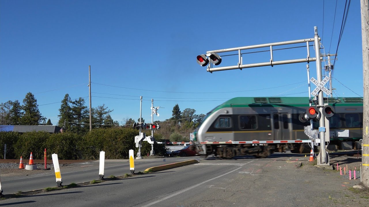 SMART 119 Commuter Train North | Ely Rd North Railroad Crossing *Mid Update*, Petaluma CA