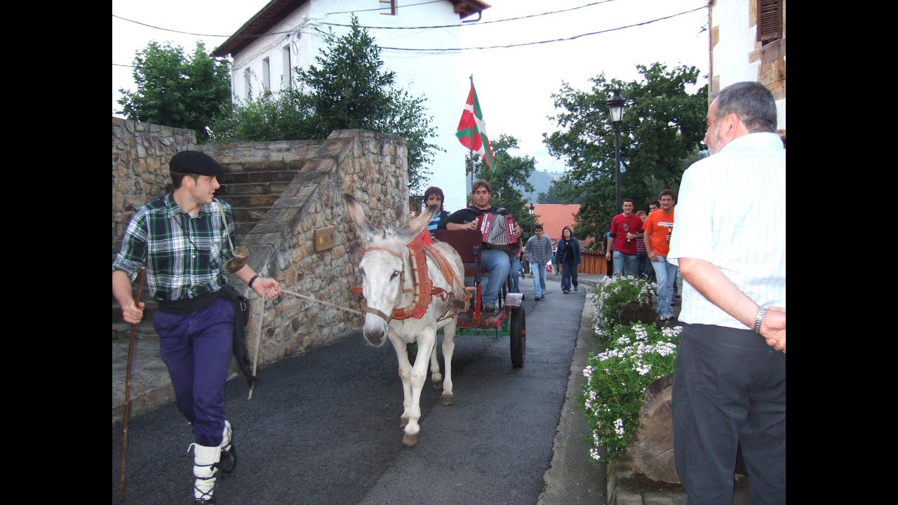 Gari eta Iñaki bi neska zahar (apaiz ta monjan pare)