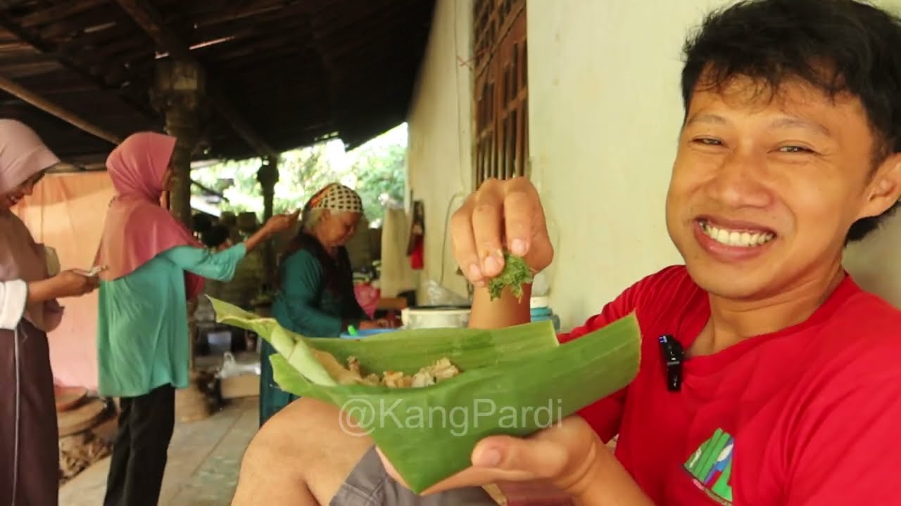 Warung Pedesaan Mbah Ponirah, jualan nasi pecel gerabah kacang tanah goreng